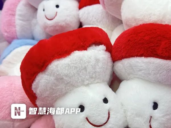 “JOYMARK”娃娃机主题商店内的玩偶做工粗糙