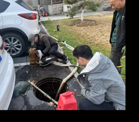 数次查漏水点,下井钻地沟!多方联动解了居民用水难