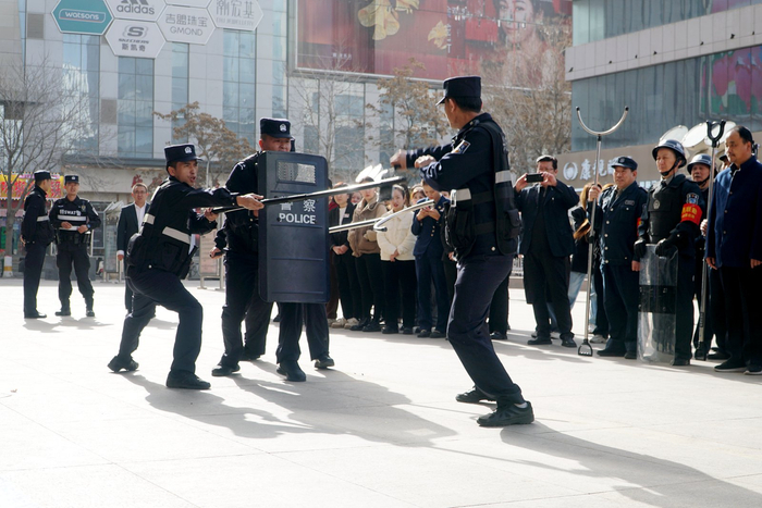 3月22日,银川市兴庆区公安分局在王府井百货举行反恐防暴应急演练不 