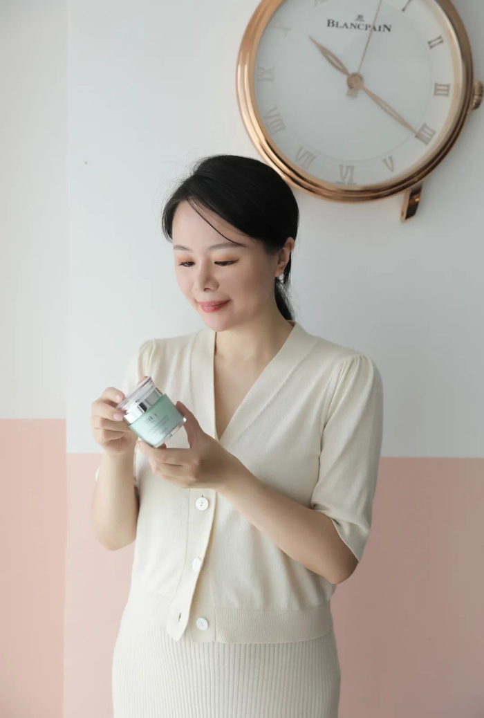 此外，添加的2重核心植物精粹，还能够帮助焕亮肌肤，可以有效地焕活黯淡肌肤，保湿补水效果也一步到位。