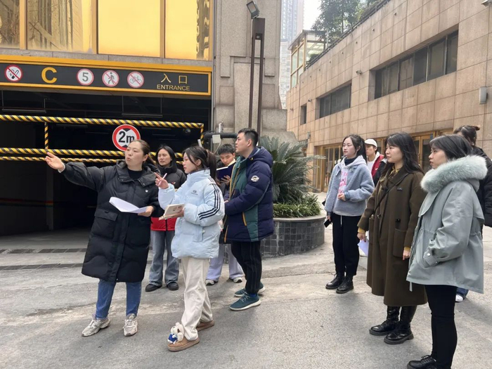 本届重马志愿者提前查看现场点位情况。重庆文化艺术职业学院供图