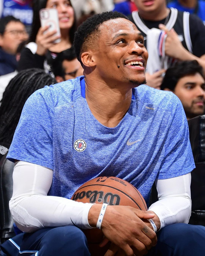 威斯布鲁克,钢铁之躯|快船|威少|钢铁之躯_新浪新闻