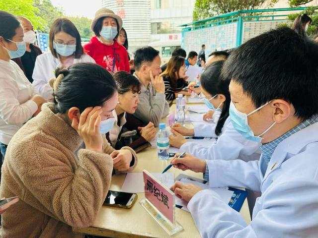 义诊现场。中青报·中青网记者 林洁/摄