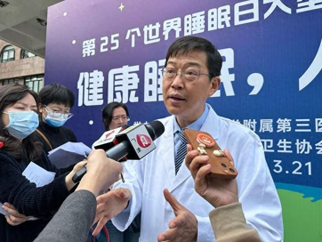 中山三院睡眠医学中心主任、神经内科主任陆正齐。中青报·中青网记者 林洁/摄