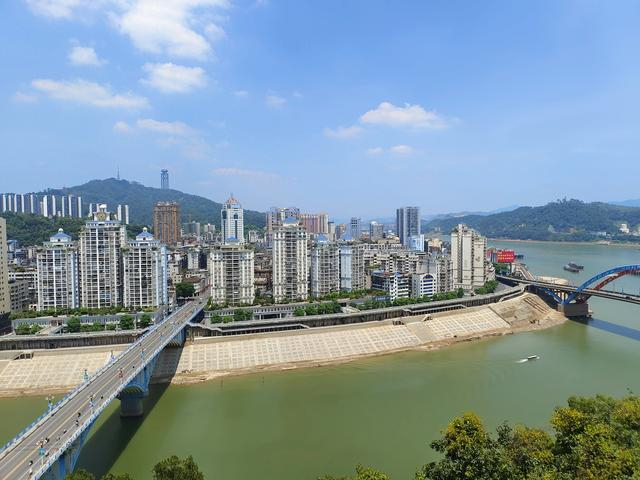 鹤岗楼上望向河东地区。本文图片均为作者拍摄