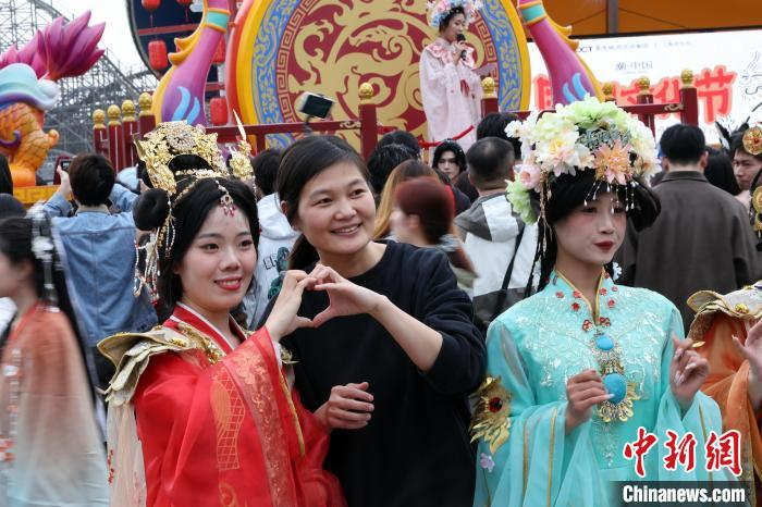 上海年轻人身着汉服感受国潮文化|上海市|欢乐谷_新浪新闻