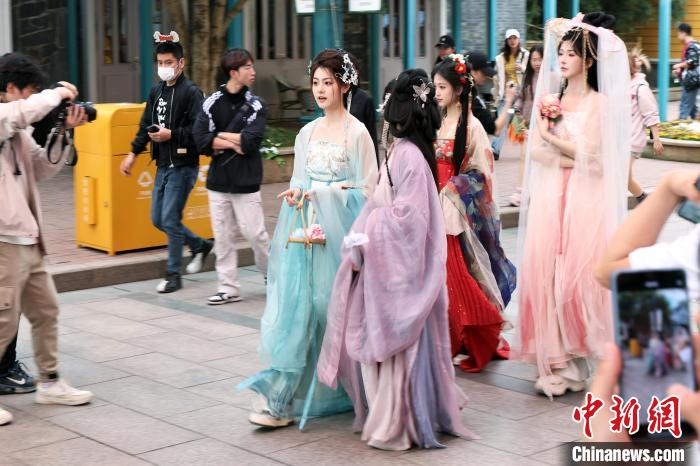 上海年轻人身着汉服感受国潮文化|上海市|欢乐谷_新浪新闻