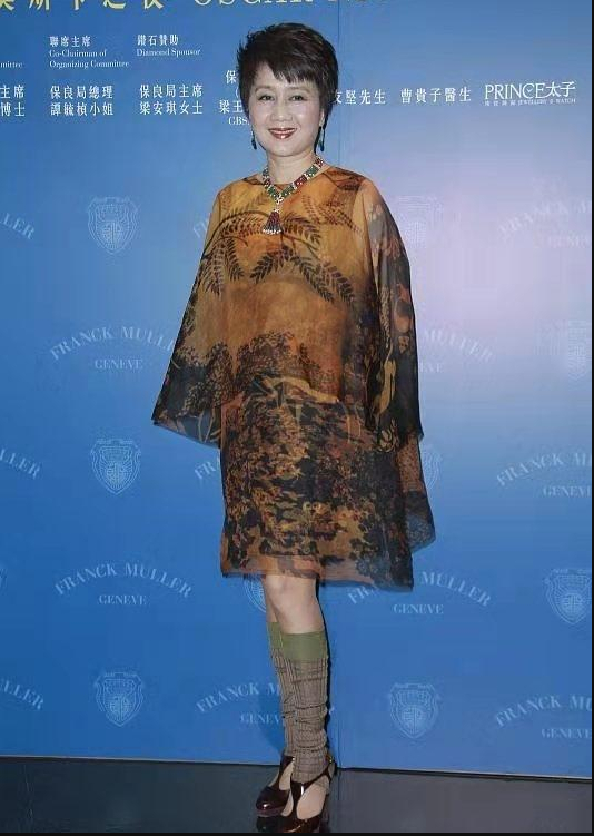 赌王四太梁安琪不像63岁的人,剪了超短发穿娃娃裙,扮嫩太有水准|娃娃