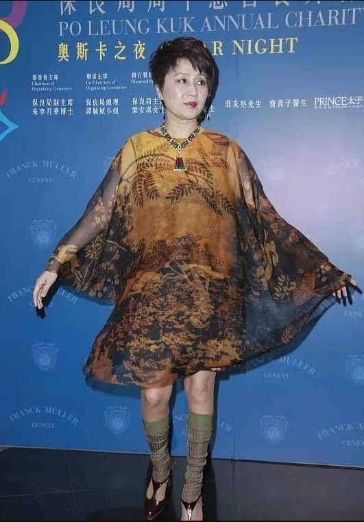 赌王四太梁安琪不像63岁的人,剪了超短发穿娃娃裙,扮嫩太有水准|娃娃