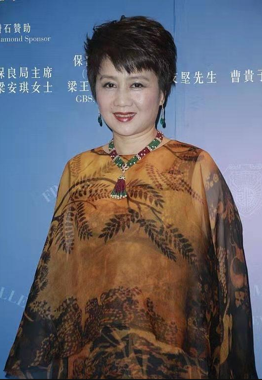 赌王四太梁安琪不像63岁的人,剪了超短发穿娃娃裙,扮嫩太有水准|娃娃