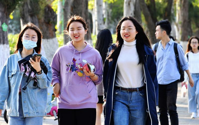 ▲学生们在大学校园里。图/新华社