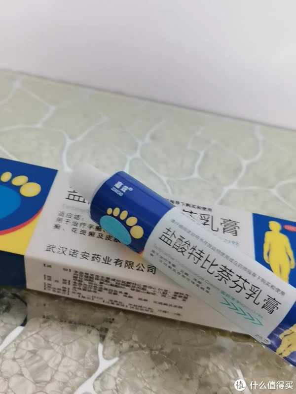 这款药品的主要成分是盐酸特比萘芬,它通过抑制真菌细胞膜的合成过程