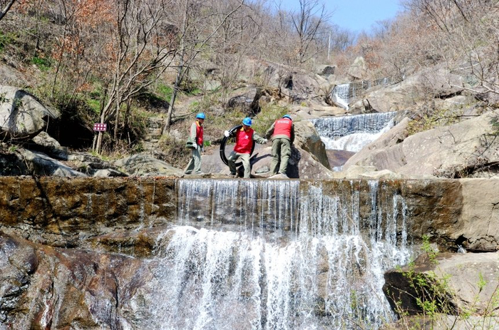 3月22日,湖北省大悟县三里城镇十八潭风景区和野樱花谷,迎来了众多