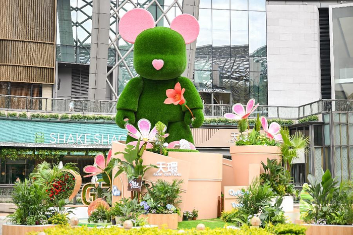 打卡7.5米植草造型qee熊,"万物生灵"环保主题展亮相天环