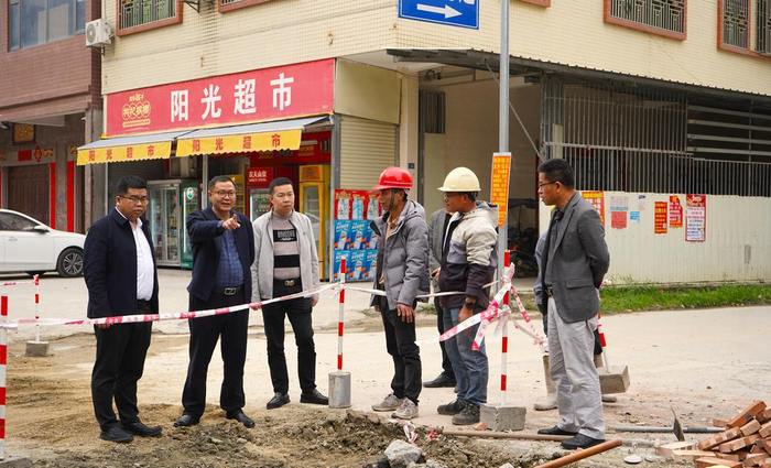 麒麟镇以亲情乡情为纽带,凝聚乡贤力量日前,记者来到麒麟镇月屿村市场