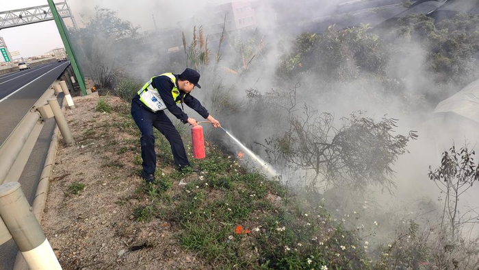 清障灭火帮助迷途女孩回家他们是高速公路上最美的风景