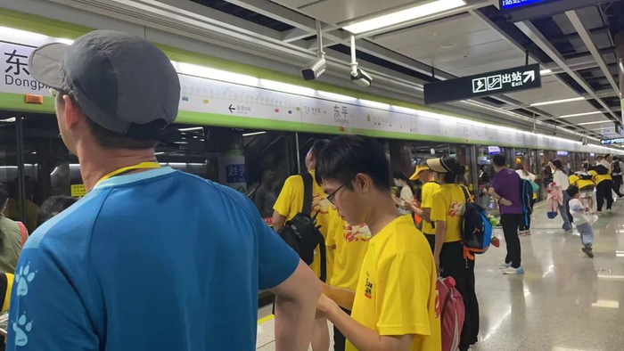 现场不少市民正在等候上车人流量较大周边的地铁,公交,专车等世纪莲
