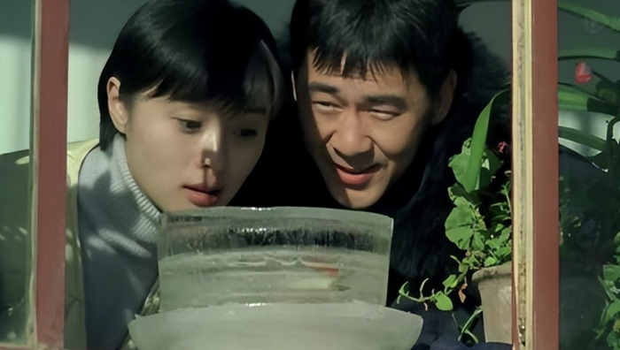 接下来,是《菊花茶》里的青年女教师李卫华,也是话剧《恋爱的犀牛》里