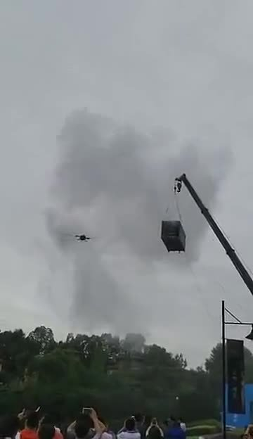 无人机灭火实验一开始我担心它会被烧掉后来发现多心了