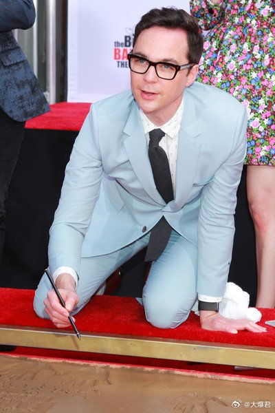 《生活大爆炸》主演jim parsons庆祝51岁生日,重聚或将延至六七十岁