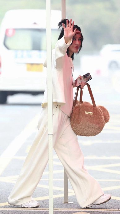 有网友分享尚雯婕换了新发型,感觉真的很不错!|尚雯婕|发型_新浪新闻