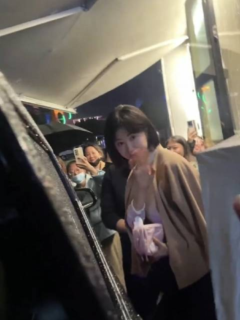 景甜待我醒来时路透昨晚下班路透短发好好看尤明许景甜