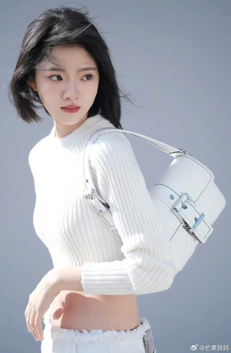 任敏其实很适合这种简约大方的拍照风格!路透出神图的也多是这种造型|