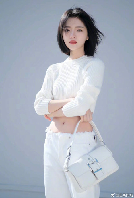 任敏其实很适合这种简约大方的拍照风格!路透出神图的也多是这种造型|