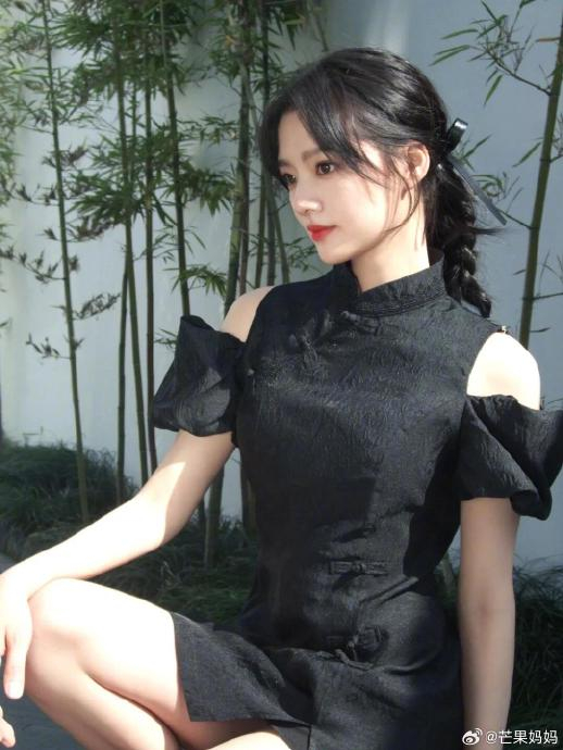 任敏其实很适合这种简约大方的拍照风格!路透出神图的也多是这种造型|