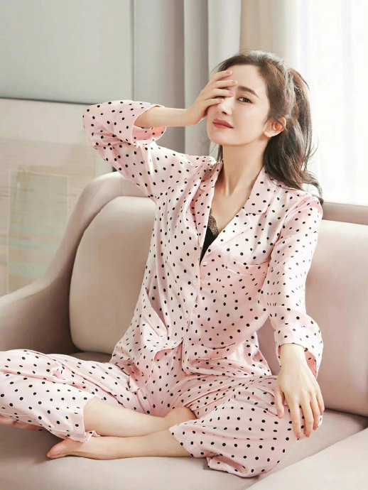 杨幂的一组睡衣代言大片好美|杨幂_新浪新闻