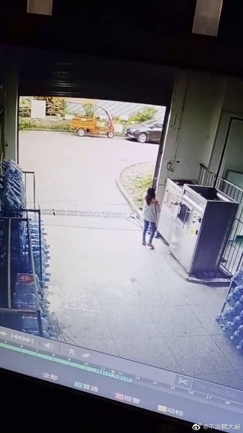 危险女子关卷帘门过程中卷帘门突然掉下来