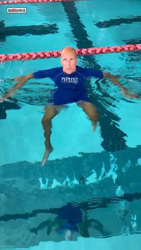 游泳教练mike教学落水后应该以什么姿势等待救援