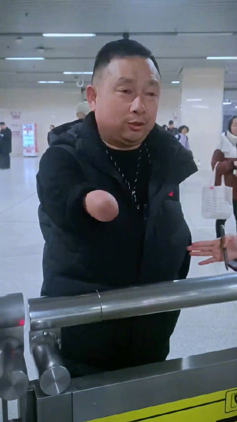 武汉无臂男乘坐地铁事件后续疑似摆拍并开始直播带货