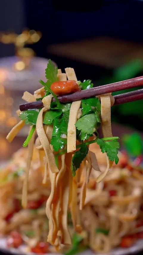 炝拌干豆腐丝做法简单鲜香软嫩好吃又解腻是年夜饭餐桌上必不可少的一