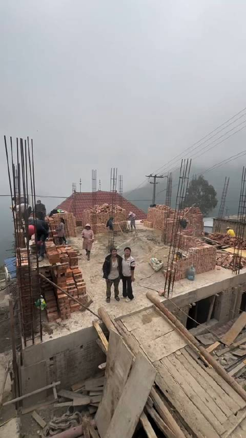 云南淋可可今天家里建二层了这两天回来把爸爸种的土豆挖回家