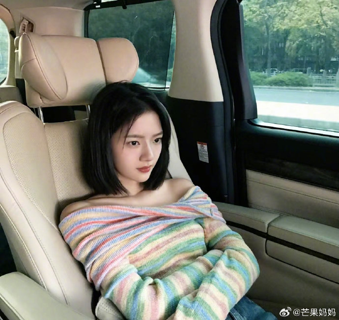 任敏其实很适合这种简约大方的拍照风格!路透出神图的也多是这种造型|