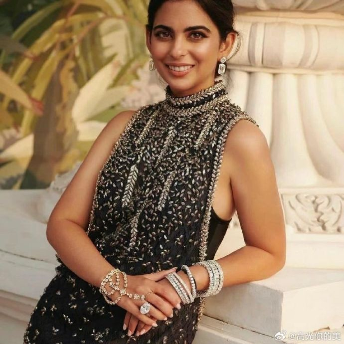 和她的母亲一样,伊莎也喜欢华服珠宝,于是首富大手一挥,为他视其珍宝