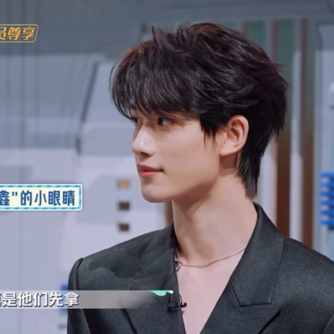 丁程鑫好无敌的一段侧脸……|丁程鑫_新浪新闻