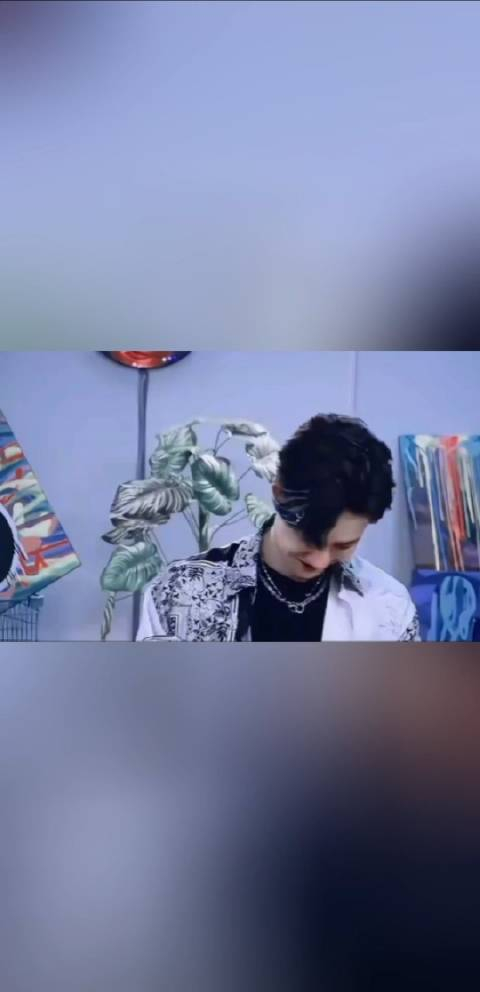 王一博的笑容非常真诚不是那种虚伪或勉强的笑容而是真正从内心发出的