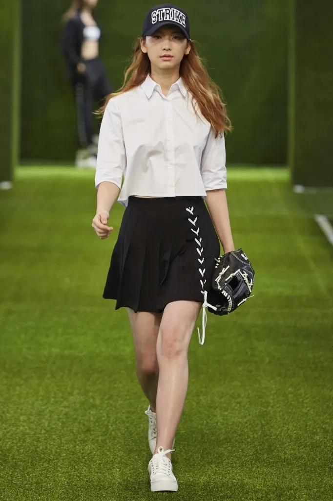 轻盈材质×舒适设计,打造春日理想衣橱!|穿搭_新浪新闻