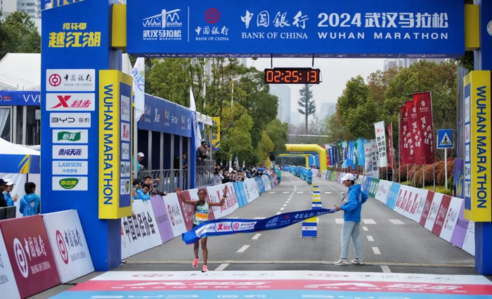 破纪录!"汉马"冠军诞生