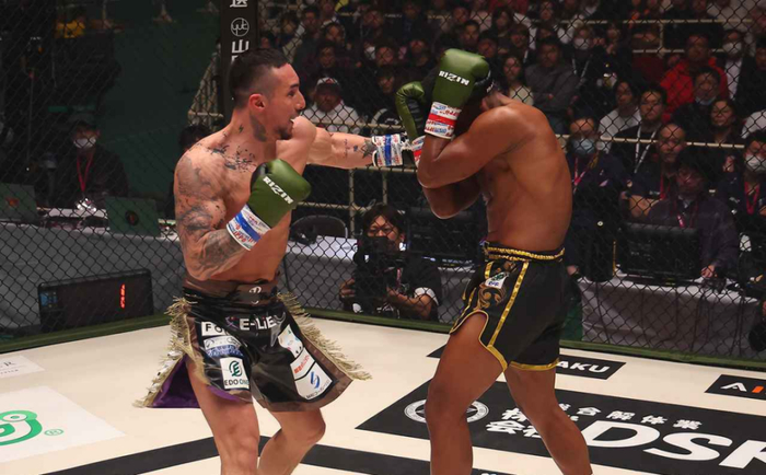 比赛进行到第二回合播求依旧用腿法控制比赛节奏,把木村压制在笼网边