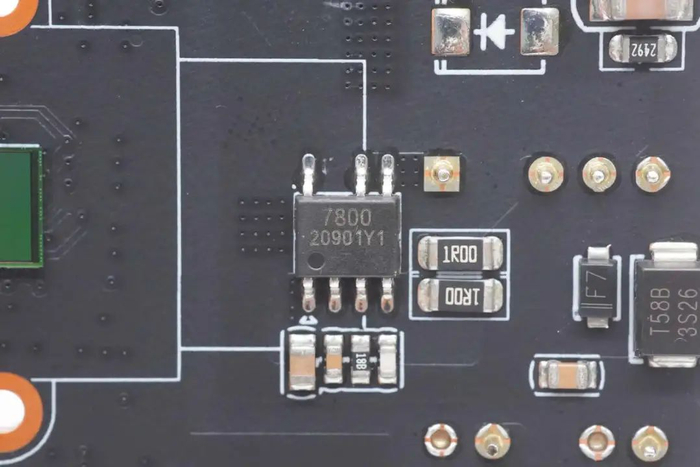 中兴这款摄像机内置的poe供电芯片来自众享科技,型号as7800,采用sop-7