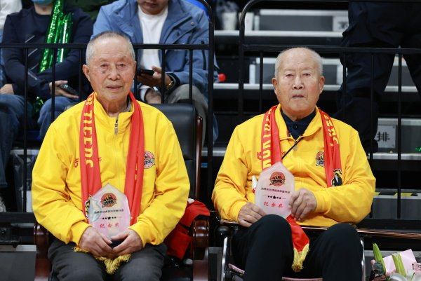 致敬老男孩吉林东北虎男篮为两位九零后球迷颁发荣誉球迷奖杯