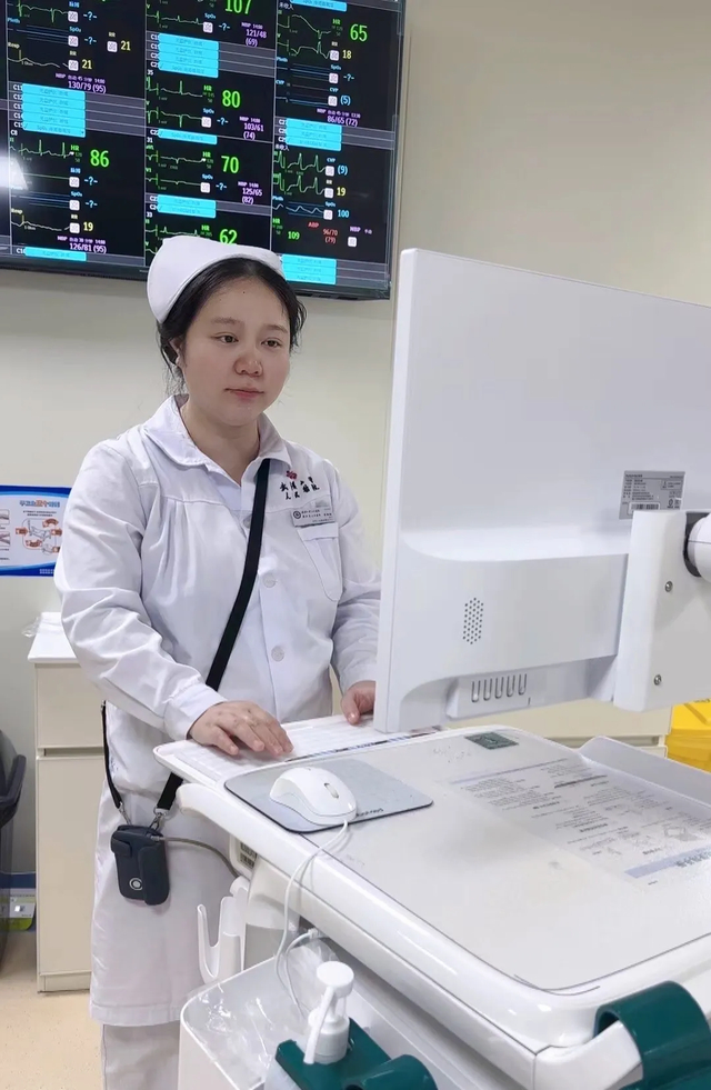 身怀六甲护士地铁抢救老人:"医务人员的本能"|地铁|护士|抢救_新浪新