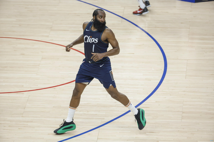 皮尔斯:哈登现在仍是比sga更大牌的超巨 他去中国机