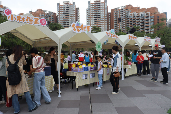 广州天河中外居民参与爱心集市筹集社区慈善基金近3万元