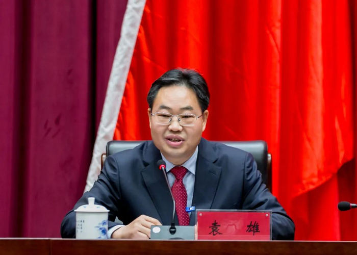 校党委副书记袁雄讲话,副校长阙善栋主持闭幕会.