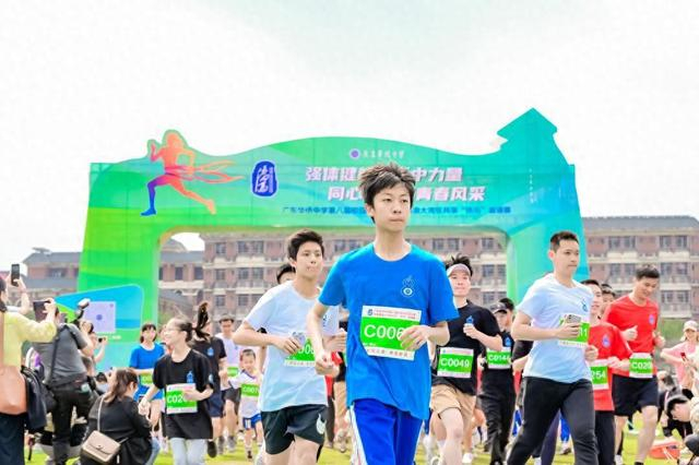 奔跑吧侨中超400位校友回母校参加迷你马拉松与师生一