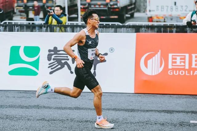 2:06:57!何杰再破国家纪录!|何杰|马拉松|奥运_新浪新闻